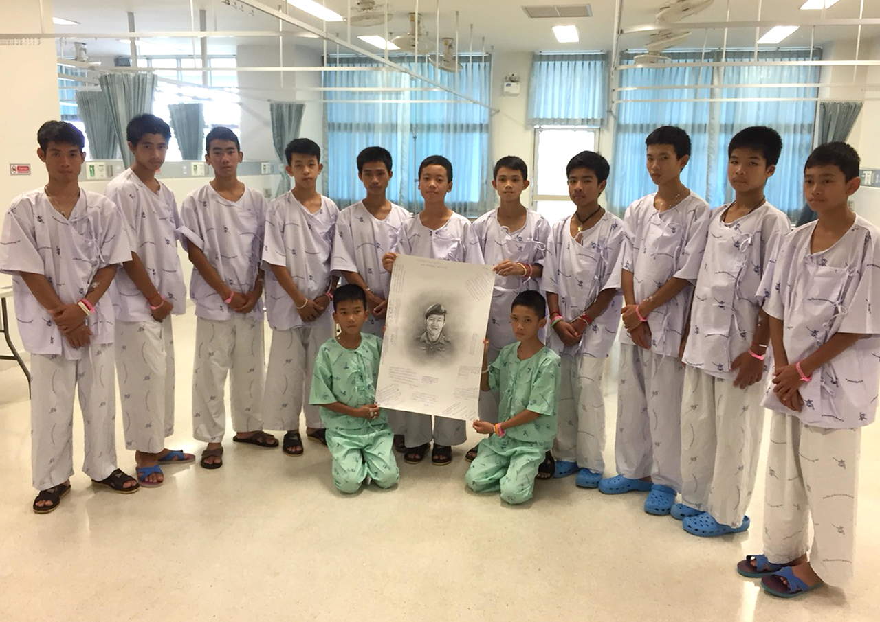 Niños tailandeses honran a buzo que murió en operativo de rescate. Noticias en tiempo real
