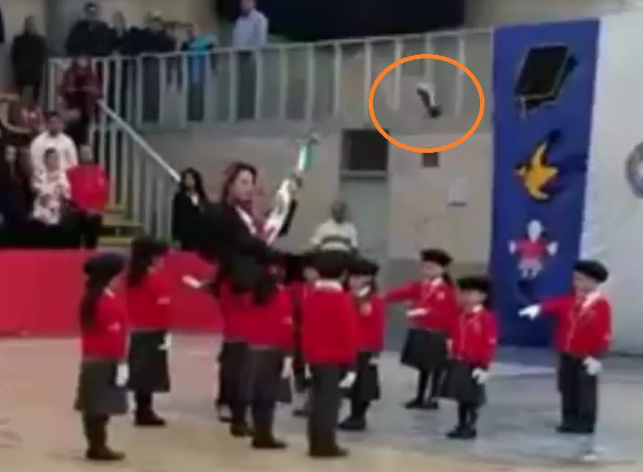 Profesora pierde el zapato durante ceremonia escolar. Noticias en tiempo real