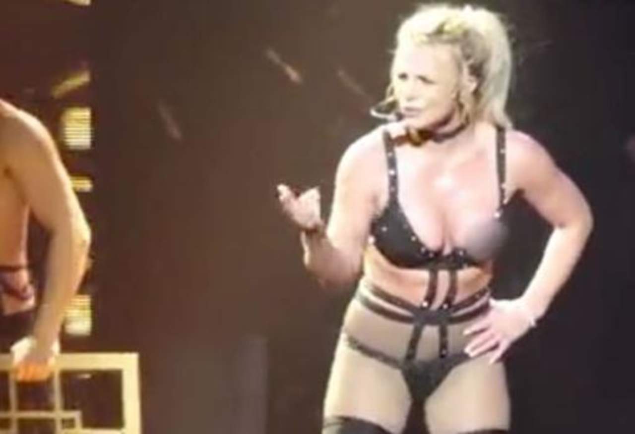 Britney Spears enseña de más tras percance con su vestuario. Noticias en tiempo real
