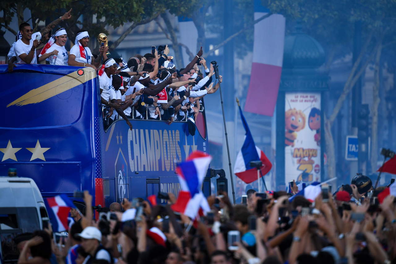 Criticas al desfile del campeón Francia. Noticias en tiempo real