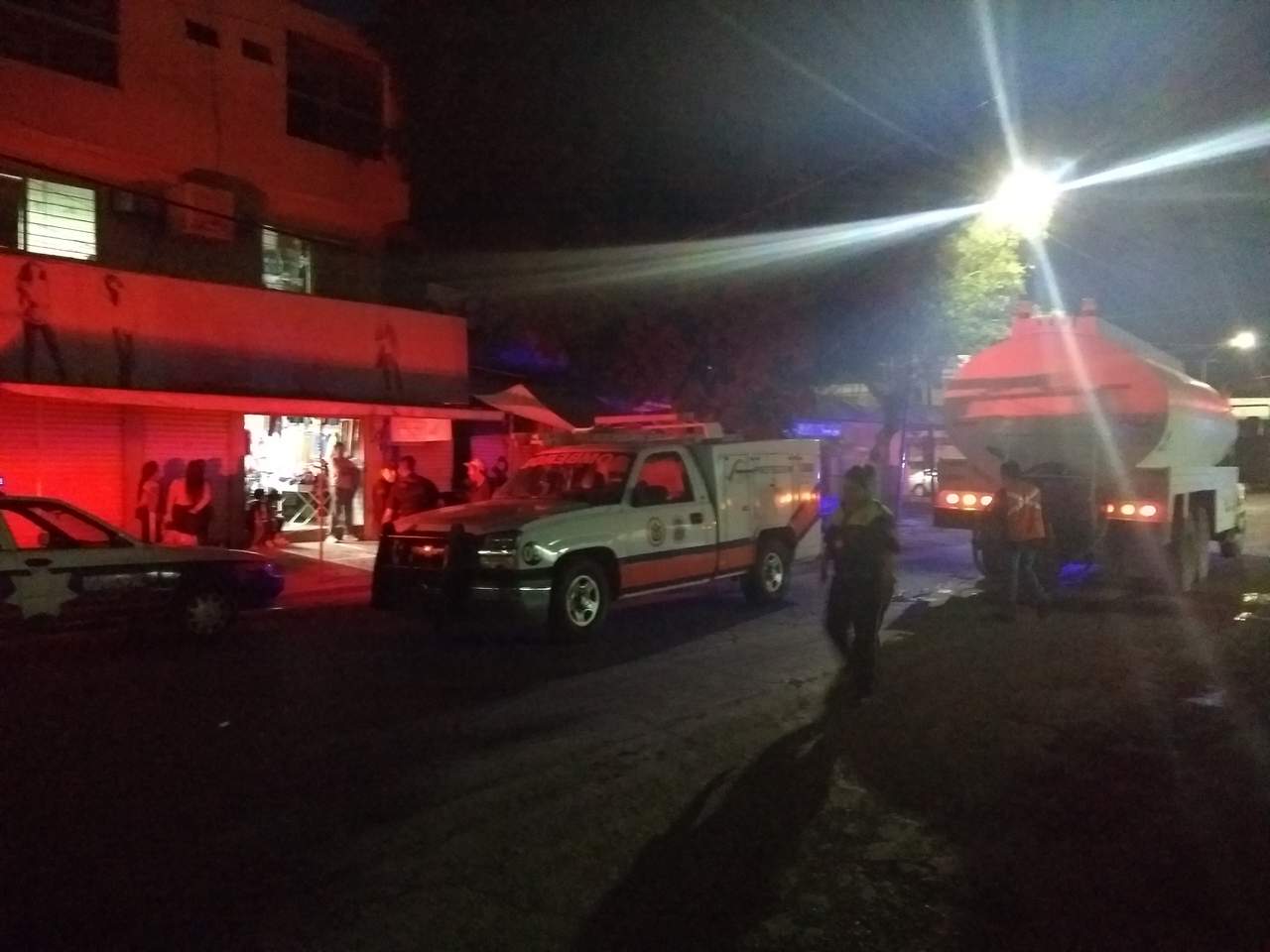 Se incendia local frente al Mercado de Gómez Palacio. Noticias en tiempo real
