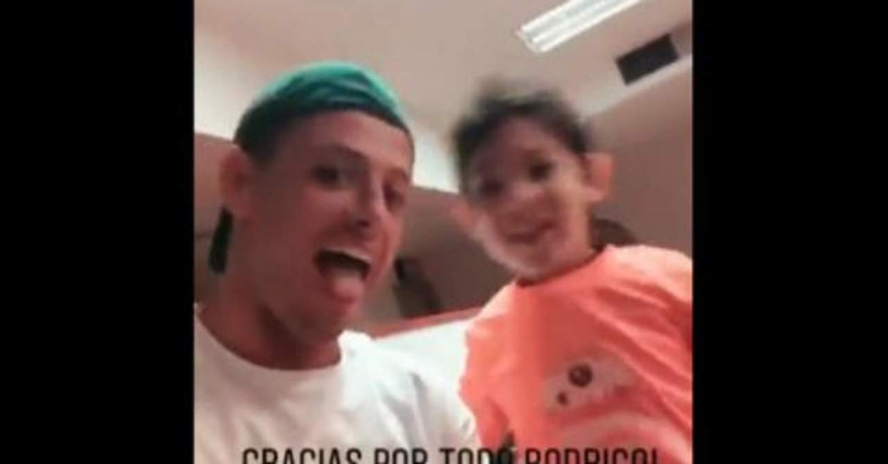 Chicharito visita a niño en el Hospital Civil de Guadalajara. Noticias en tiempo real