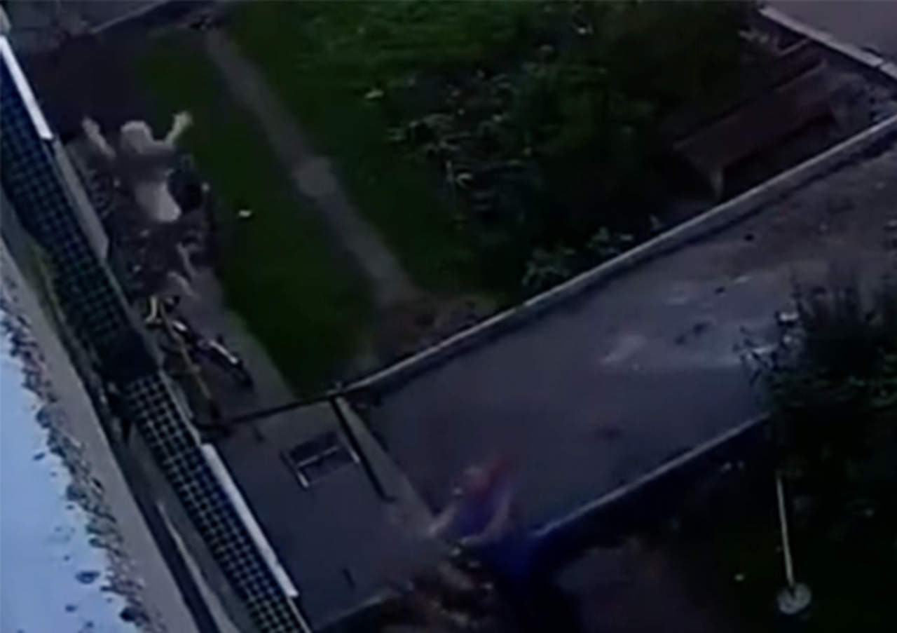 VIDEO: Obreros salvan a bebé que cayó desde ventana. Noticias en tiempo real