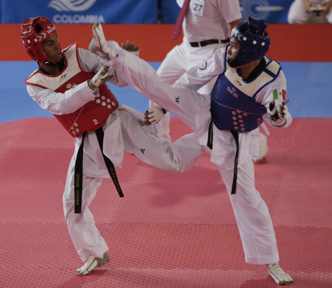 El taekwondoín César Rodríguez da el tercer oro a México. Noticias en tiempo real