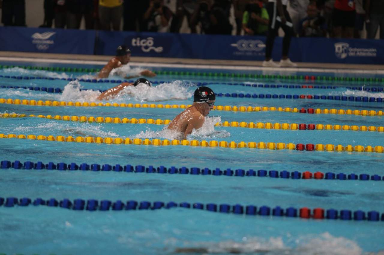 Mexicanos se llevan primer oro en nado de relevos de JCC 2018. Noticias en tiempo real