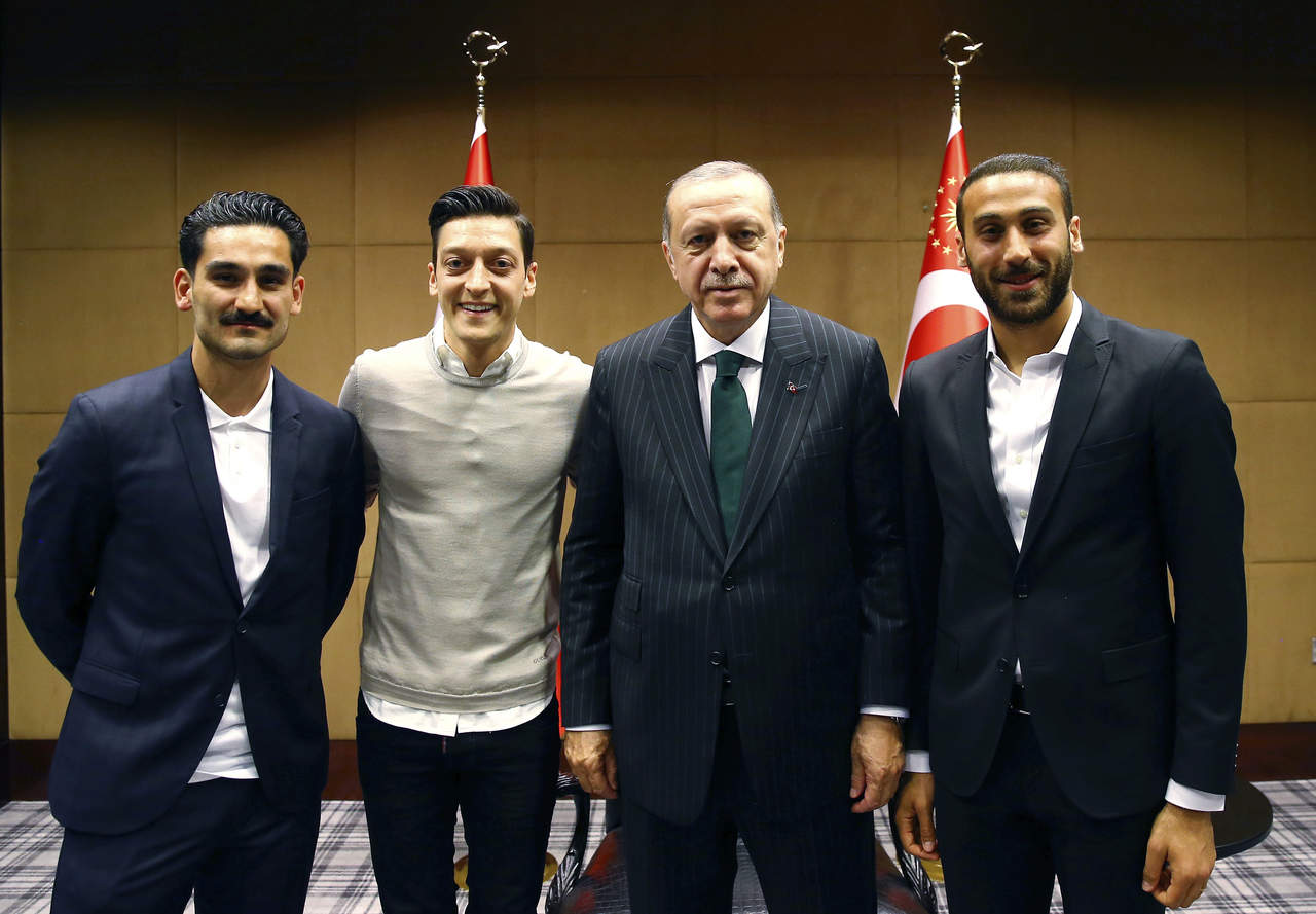 Özil se defiende tras críticas por foto con Erdogan. Noticias en tiempo real