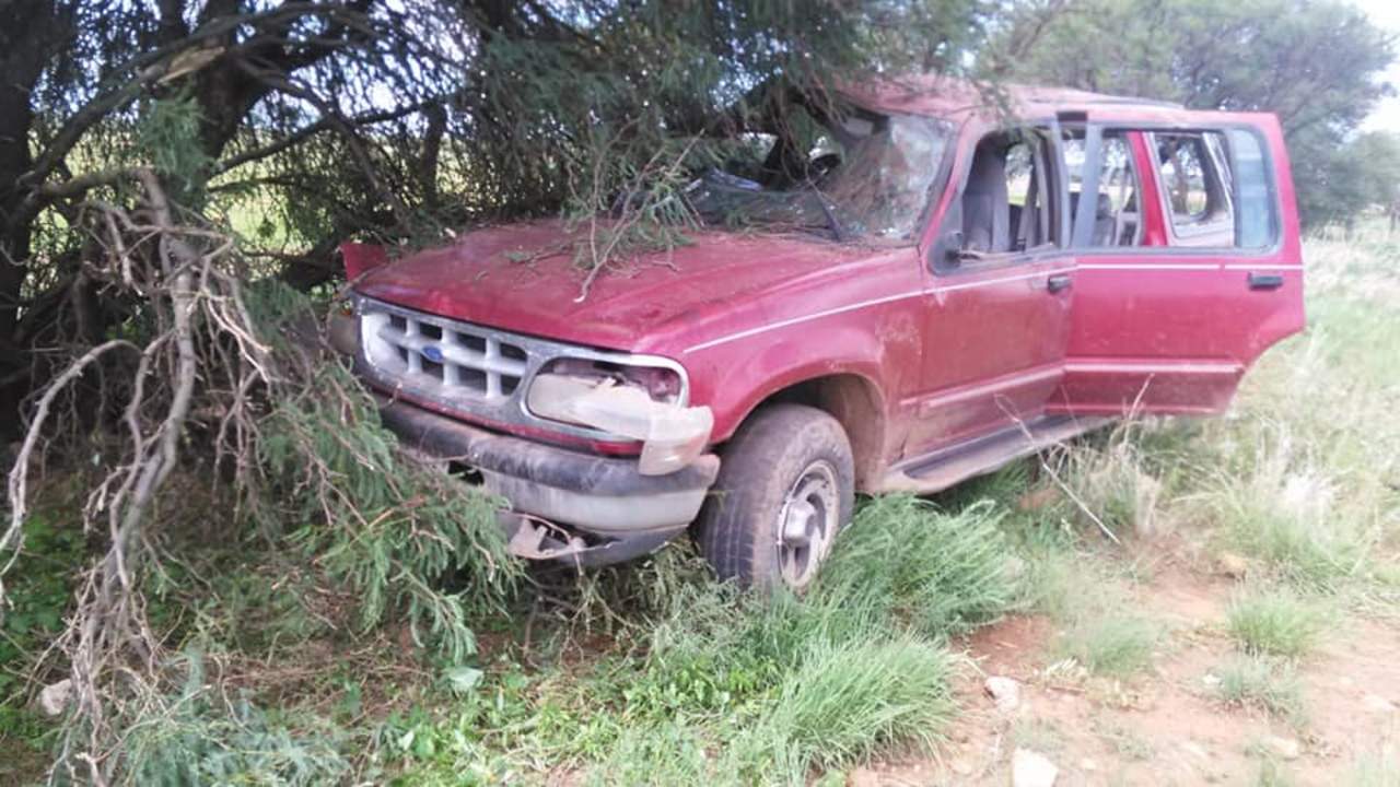 Fallecen dos al volcar su camioneta en carretera Durango-Torreón. Noticias en tiempo real