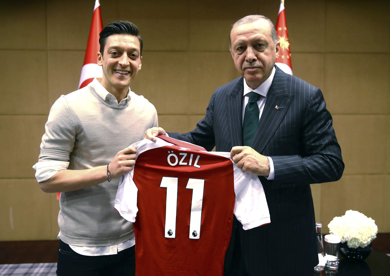 Erdogan deplora ‘actitud racista’ hacia Özil. Noticias en tiempo real