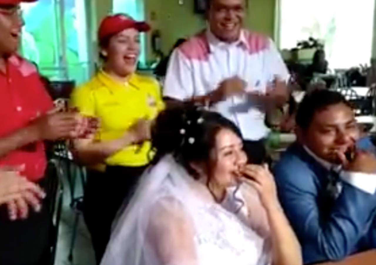 VIRAL: Celebran su boda en un popular restaurante de pollos. Noticias en tiempo real