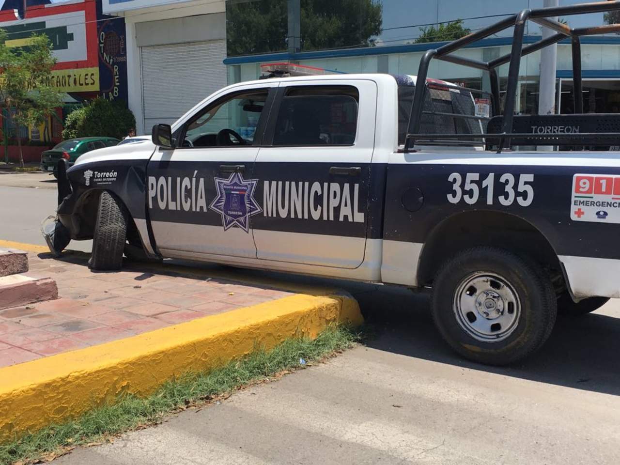 Choca patrulla de la Policía de Torreón en la zona centro. Noticias en tiempo real