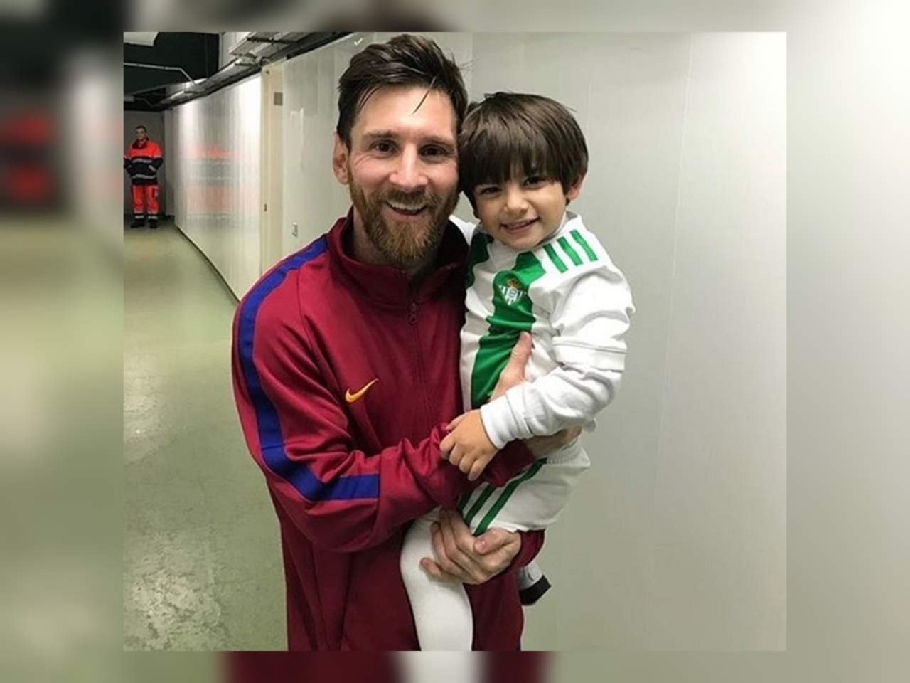 Hijo de Guardado conoce a su ídolo Messi. Noticias en tiempo real