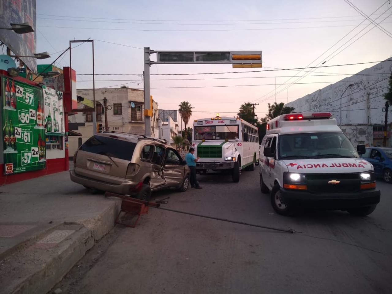 Autobús de pasajeros impactó a camioneta en Torreón. Noticias en tiempo real