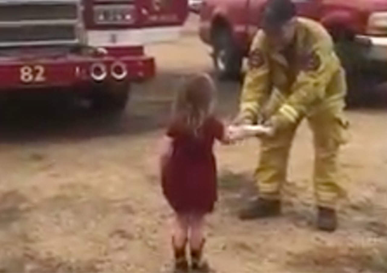 Niña lleva burritos a bomberos tras larga jornada de trabajo. Noticias en tiempo real