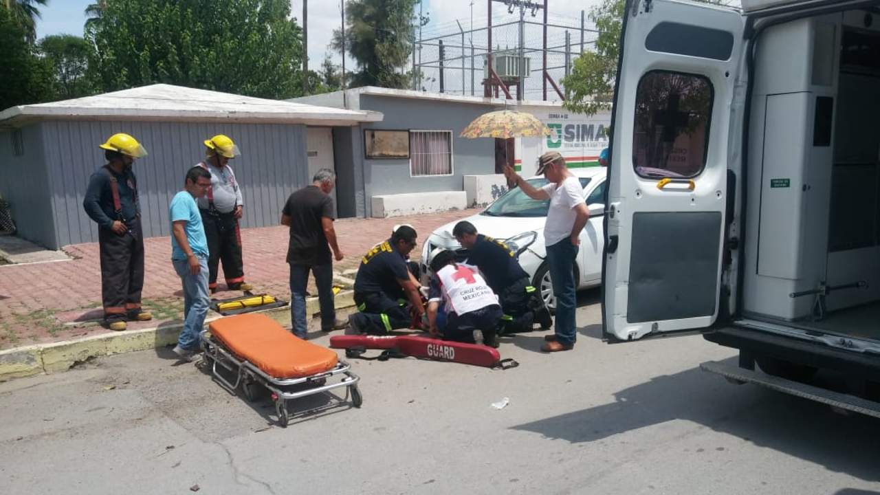 Mujer termina prensada entre dos vehículos en la Nuevo Torreón. Noticias en tiempo real