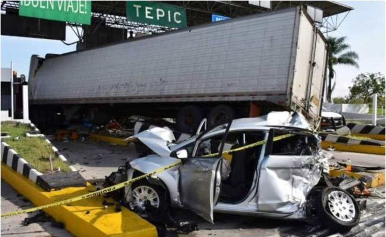 Tráiler embiste autos en caseta de autopista Tepic-Guadalajara; un muerto. Noticias en tiempo real