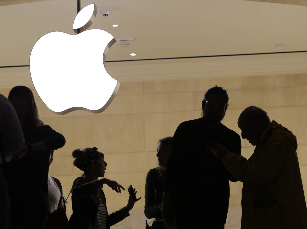Apple, primera empresa de EU en alcanzar valor de 1 billón de dólares. Noticias en tiempo real