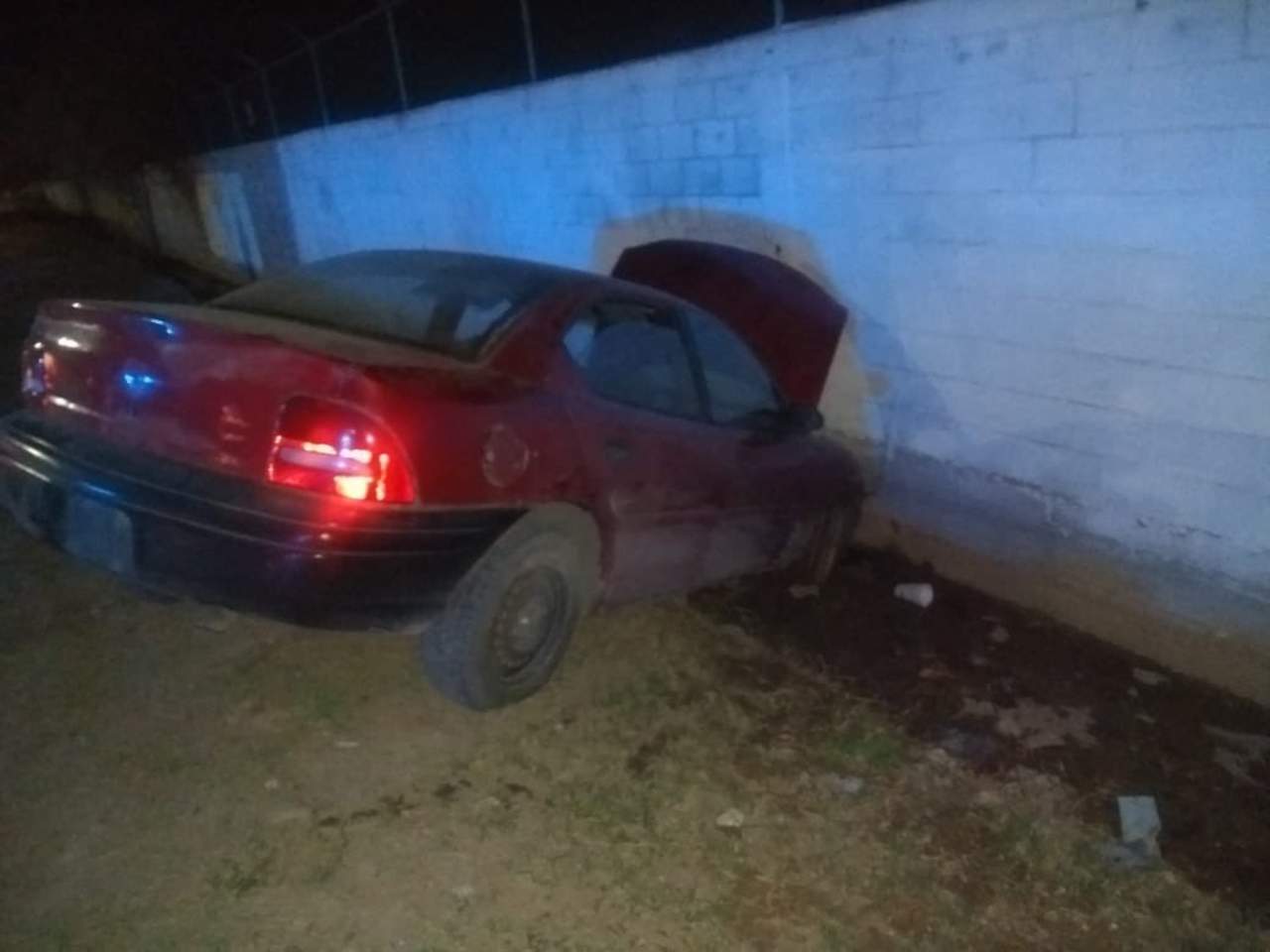 Abandonan vehículo después de chocar; lo habían robado horas antes. Noticias en tiempo real