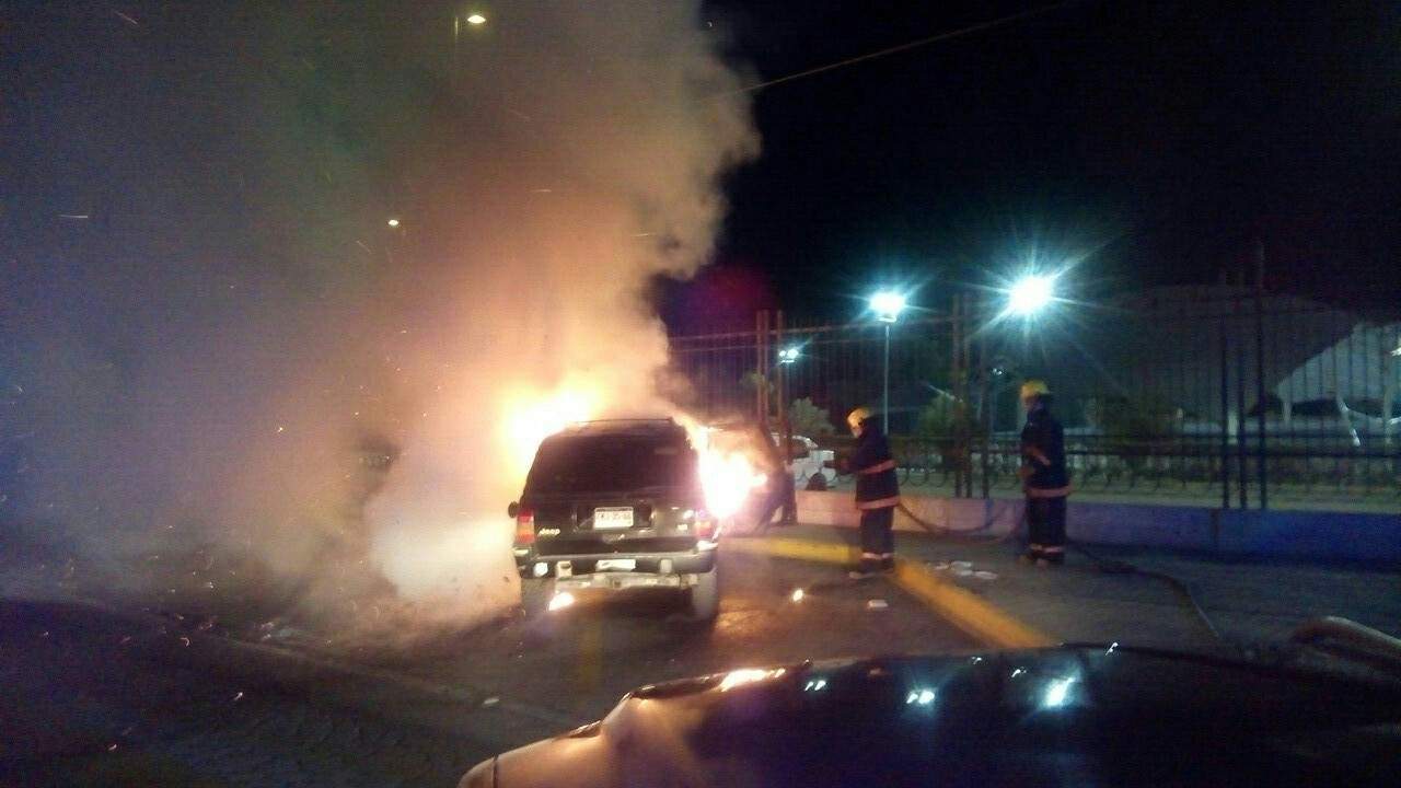 Se incendia camioneta frente al Bosque Urbano de Torreón. Noticias en tiempo real