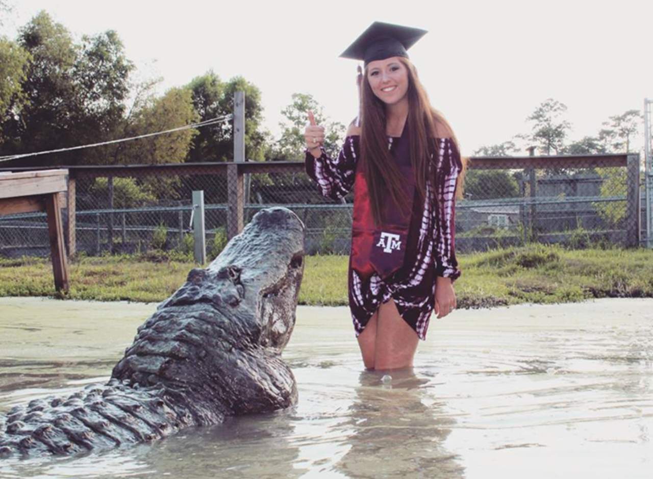 Chica sorprende con su foto de graduación junto a cocodrilo. Noticias en tiempo real