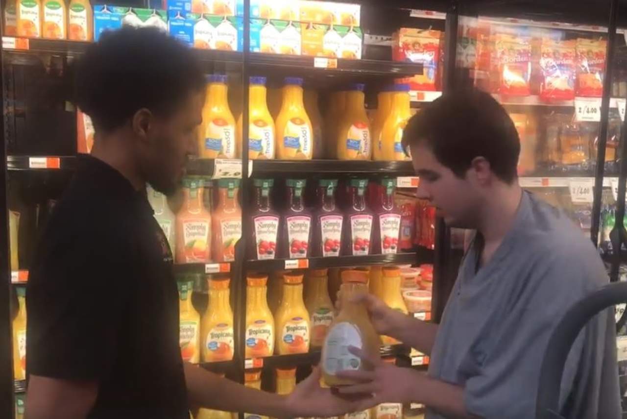 Increíble gesto de un vendedor a joven con autismo. Noticias en tiempo real