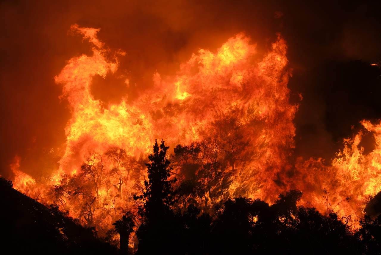Incendio se acerca a viviendas en sur de California. Noticias en tiempo real