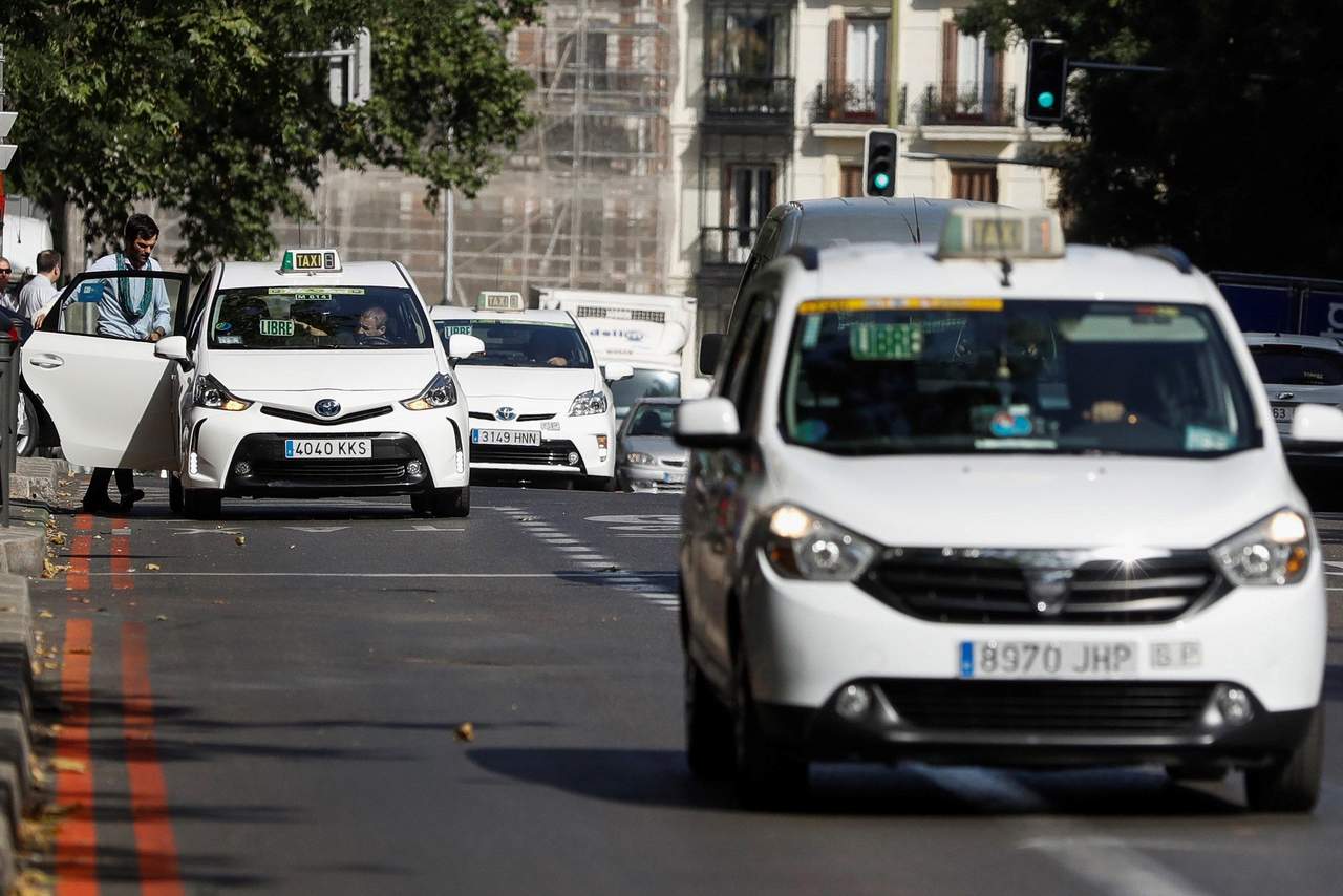 Taxistas amenazan con protesta internacional si no regulan Uber y Cabify. Noticias en tiempo real