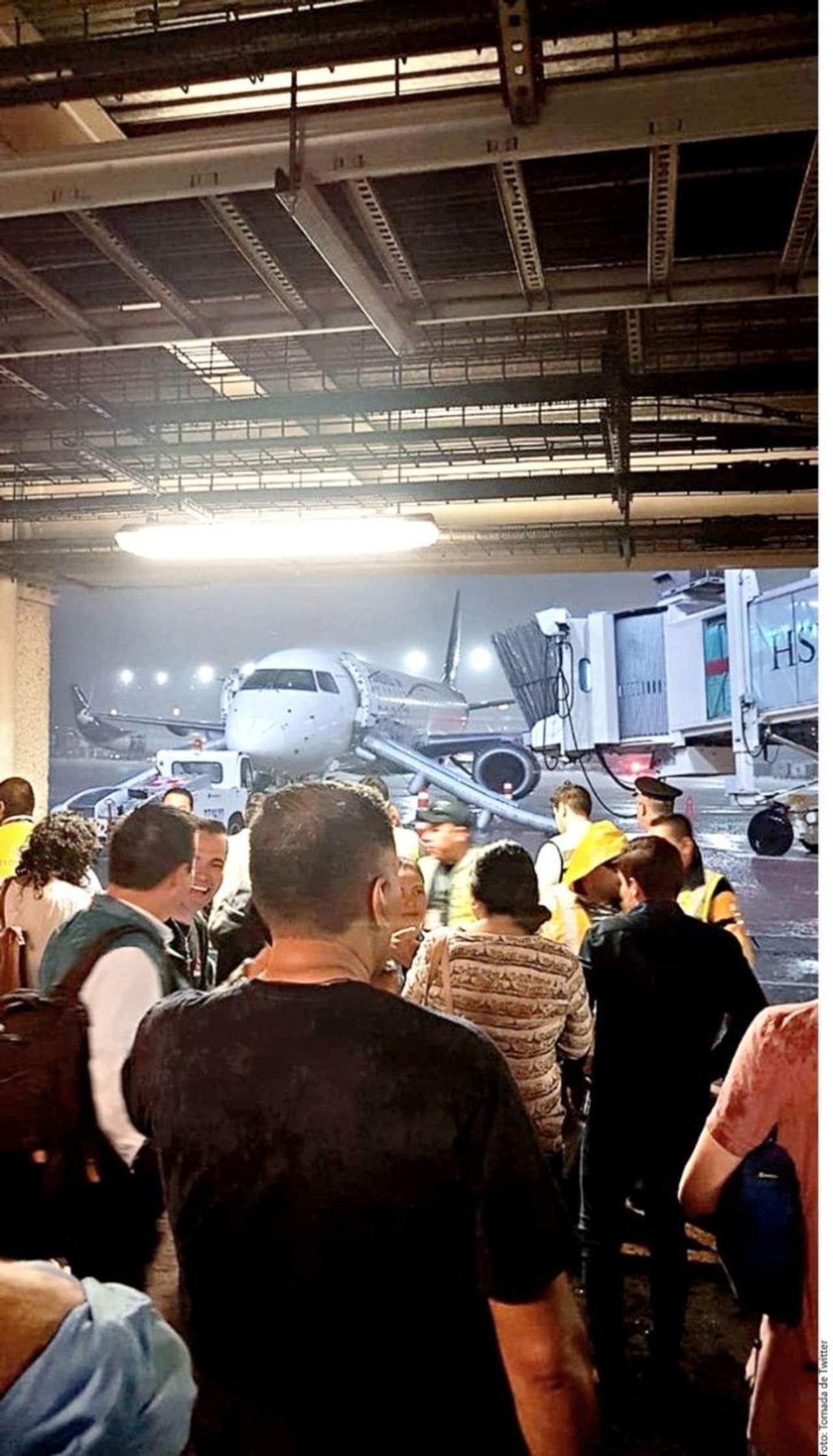 Desalojan avión de Aeroméxico por alarma de fuego. Noticias en tiempo real