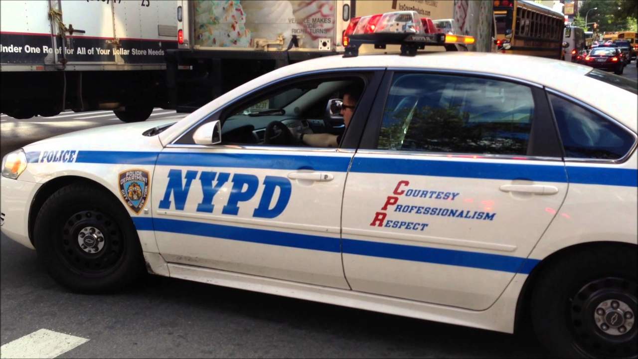 Migrantes acusan a Policía de NY de no atenderles en su idioma. Noticias en tiempo real