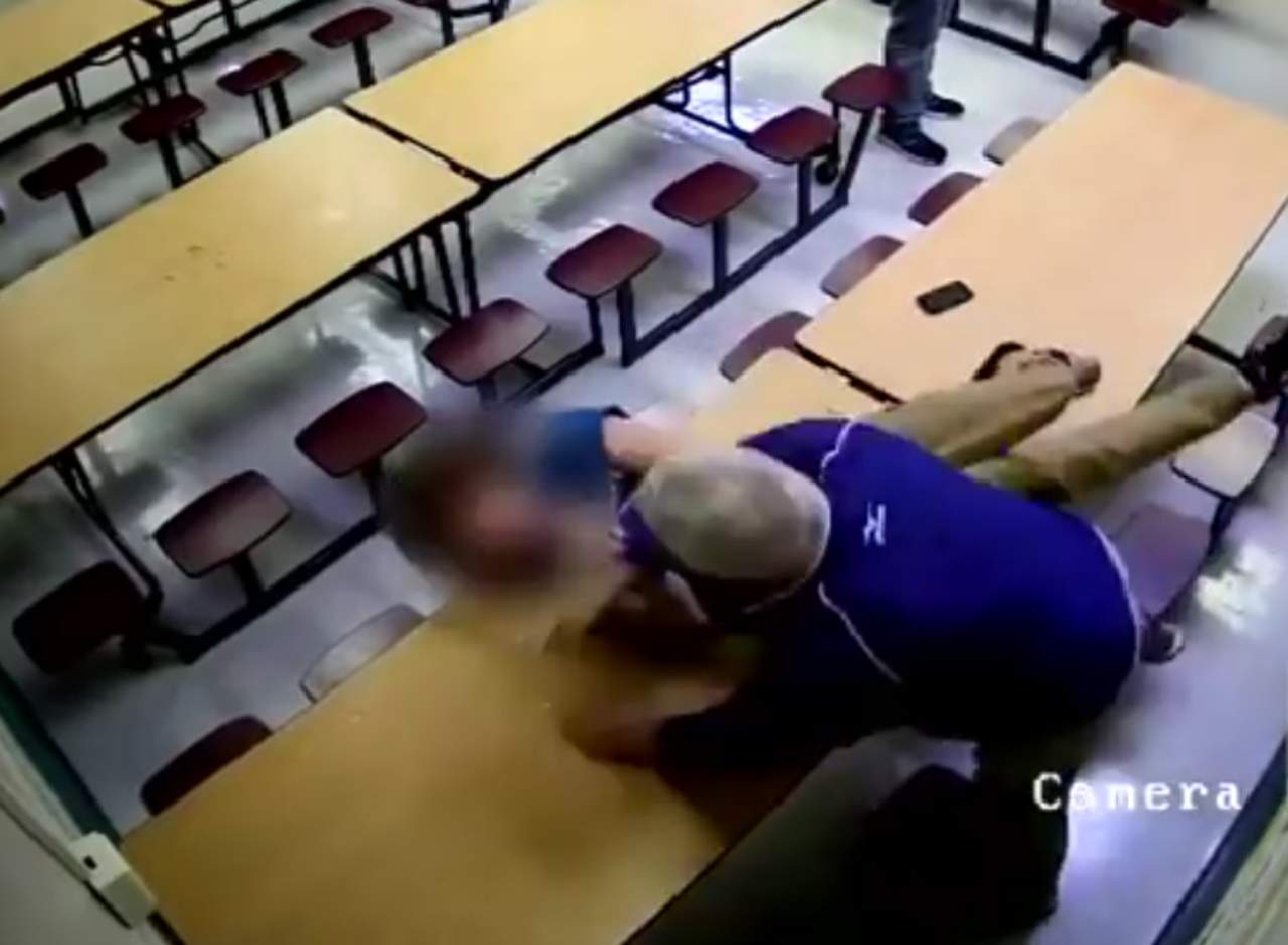 Captan en video ataque de maestro a un alumno. Noticias en tiempo real