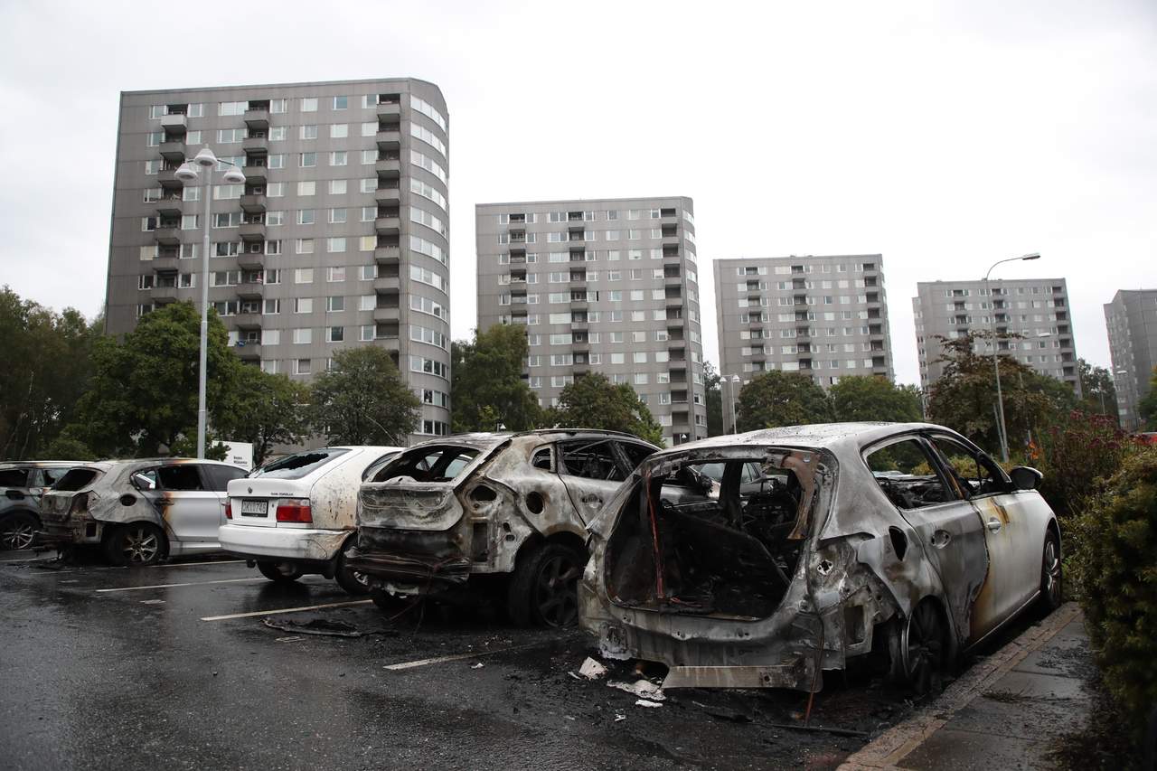 Vándalos incendian más de 80 automóviles en Suecia. Noticias en tiempo real