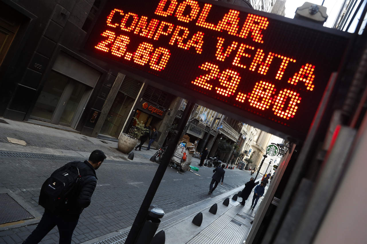 Aumentar tasa respaldará al peso argentino pero retrasará recuperación. Noticias en tiempo real