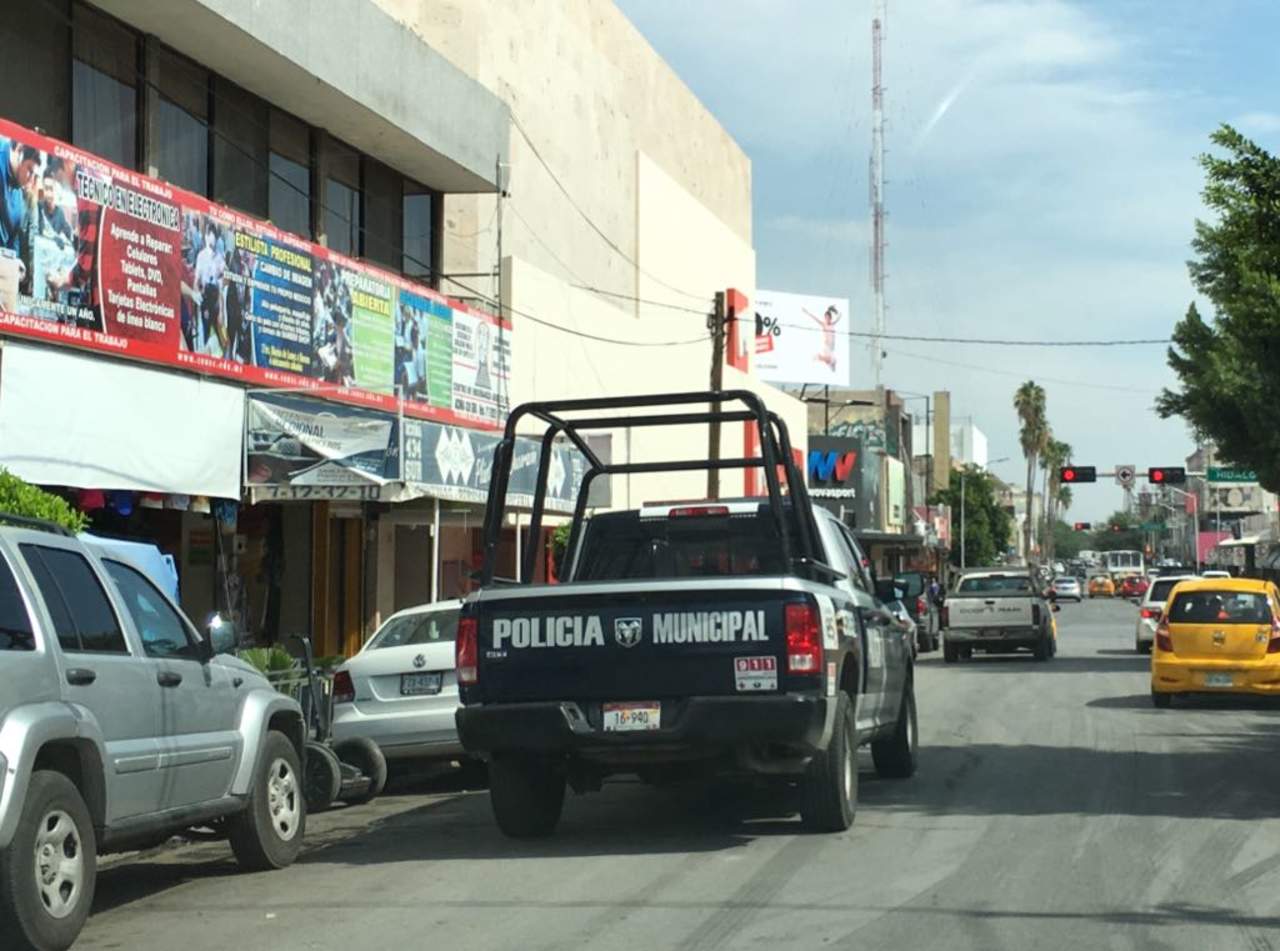 Roban vehículo estacionado en el centro de Torreón. Noticias en tiempo real