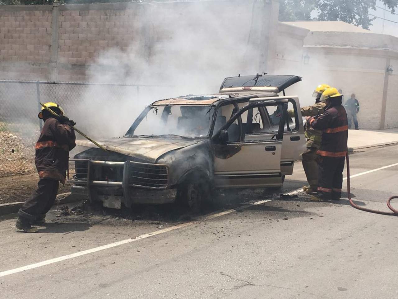 Se incendia camioneta en la colonia Granjas San Isidro. Noticias en tiempo real