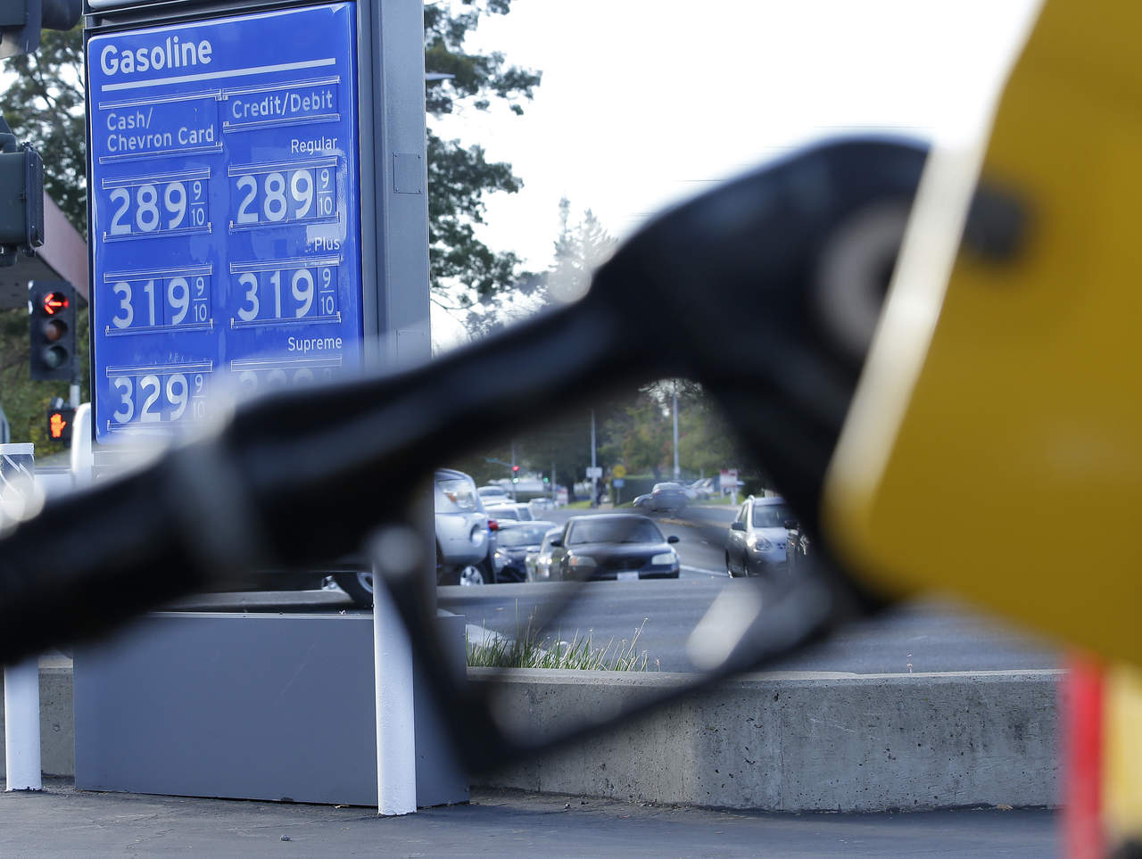Sube precio de gasolina en México; baja en EU. Noticias en tiempo real
