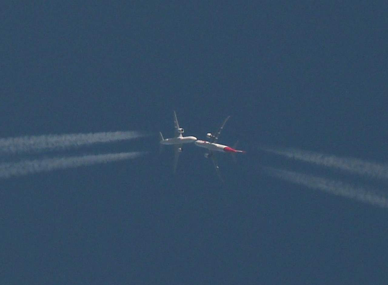 Sorprende fotografía de aviones en el aire. Noticias en tiempo real