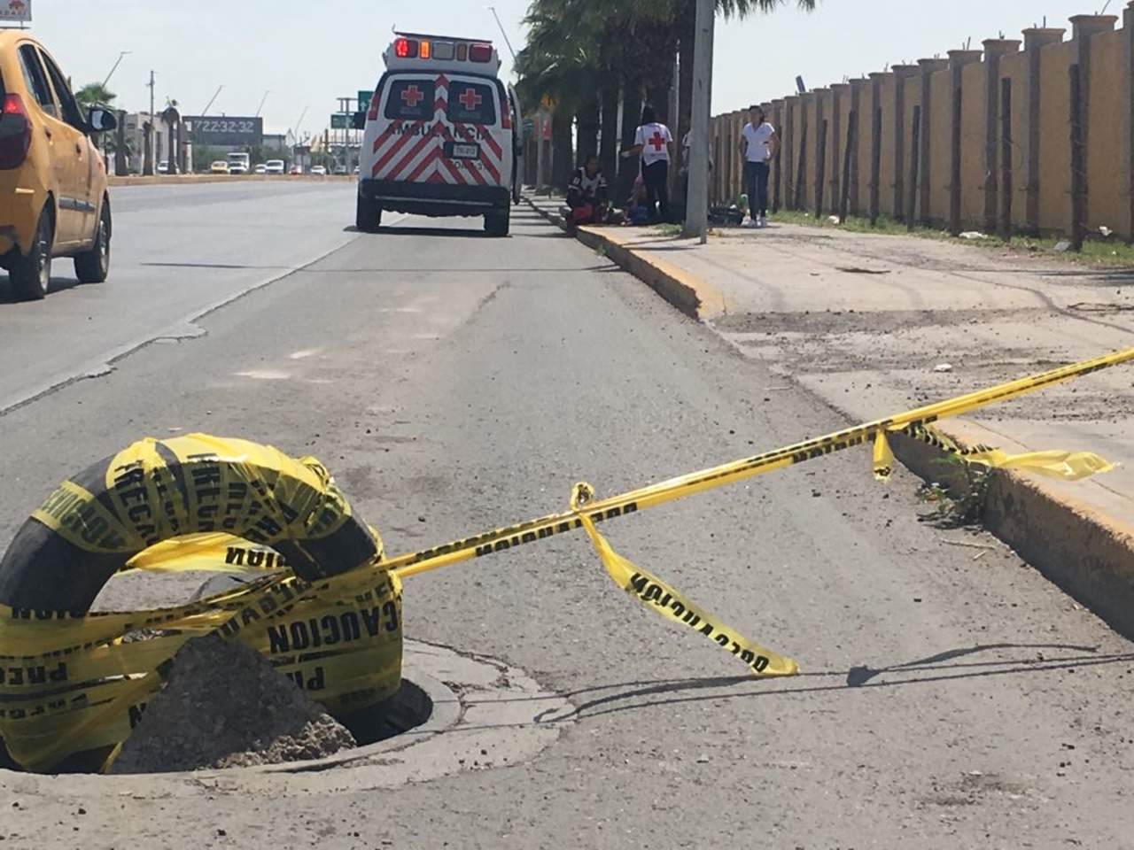 Ciclista cae en alcantarilla sin tapa en Torreón. Noticias en tiempo real
