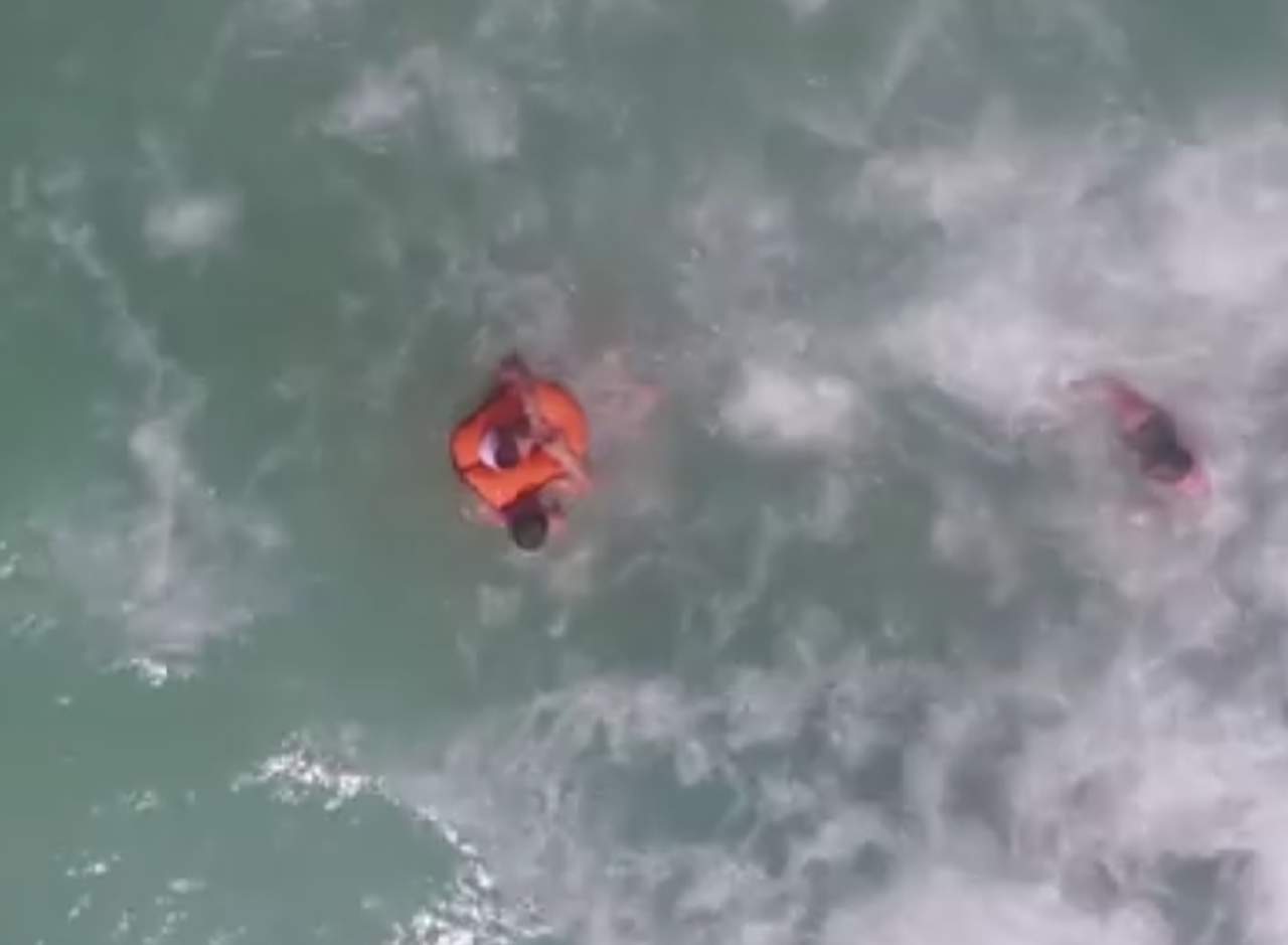Rescatan a mujer que se ahogaba con ayuda de un dron. Noticias en tiempo real