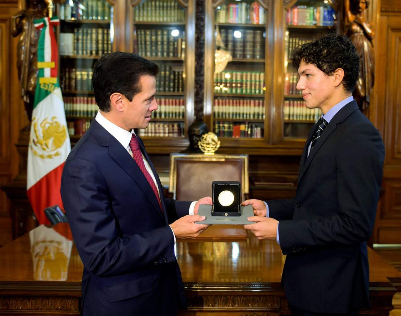 Peña Nieto entrega Medalla Bellas Artes a Isaac Hernández. Noticias en tiempo real