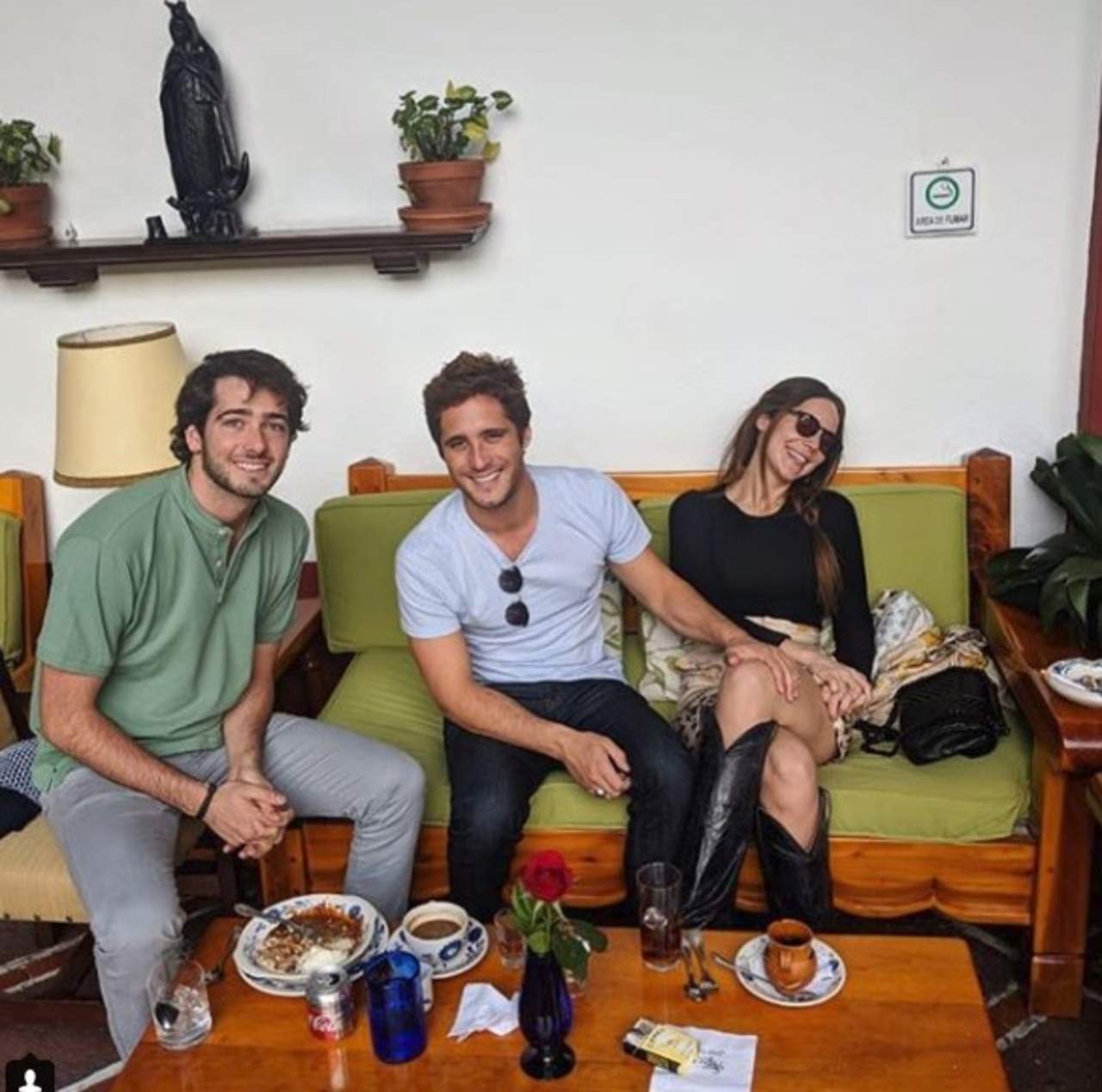 Diego Boneta se muestra cariñoso con Camila Sodi. Noticias en tiempo real