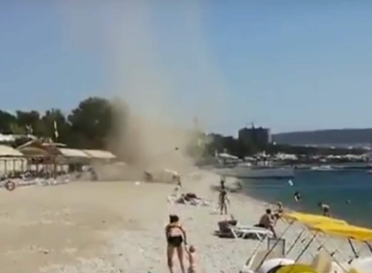 Tornado ‘se roba’ las pertenencias de los bañistas en Rusia. Noticias en tiempo real