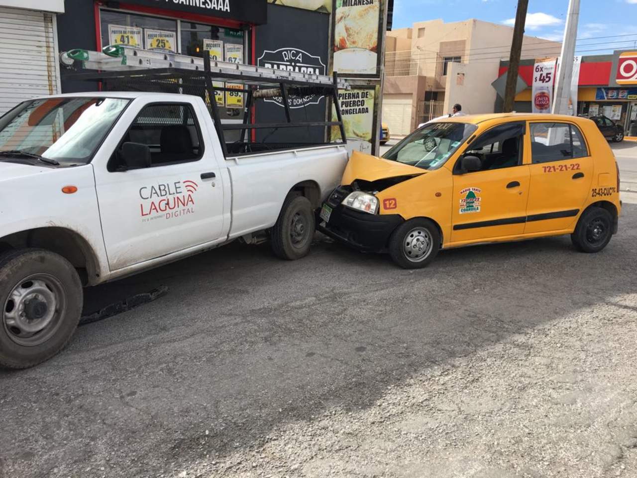 Taxista se impacta contra vehículos estacionados. Noticias en tiempo real