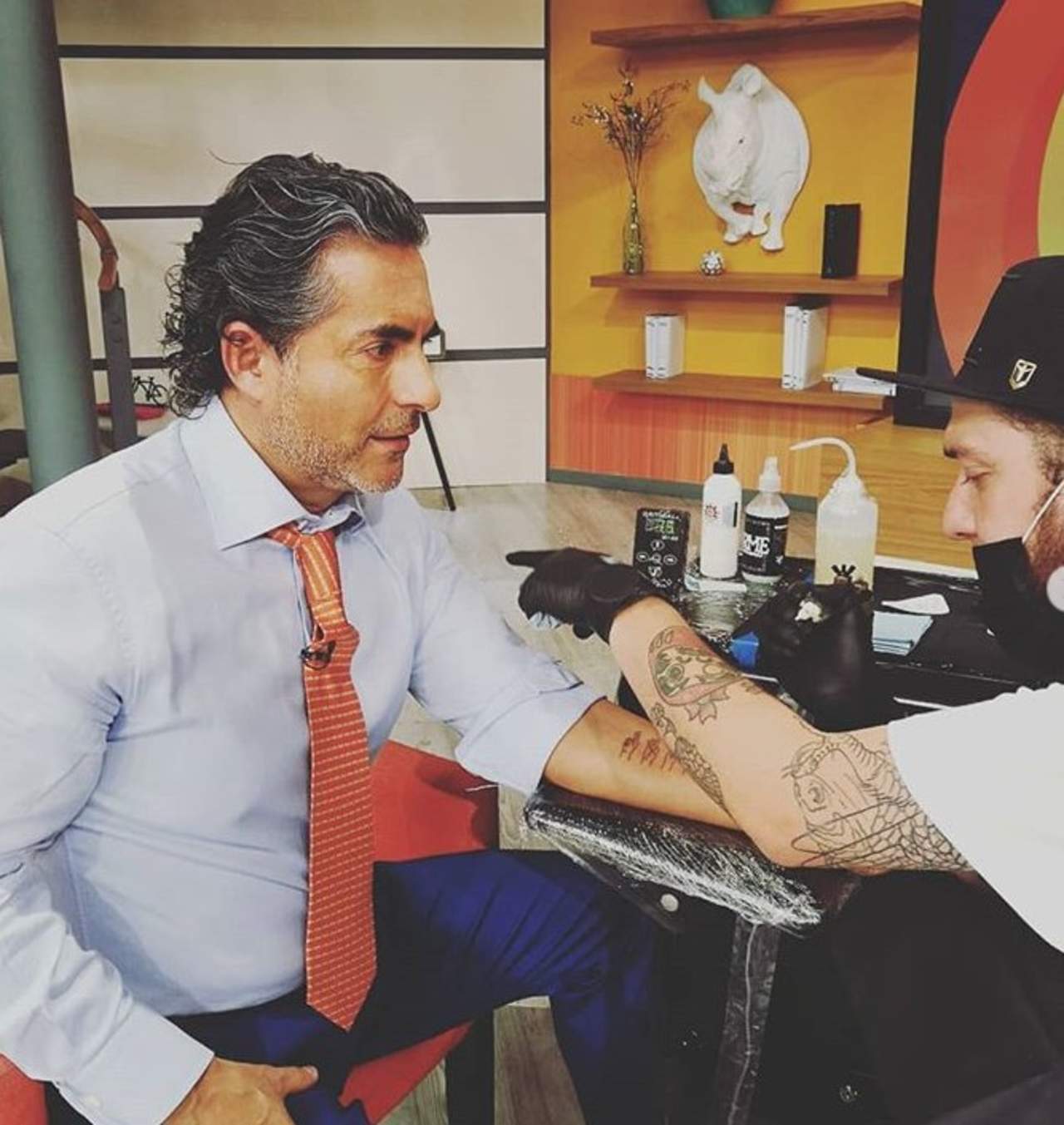 Raúl Araiza se hace tatuaje familiar y lo critican. Noticias en tiempo real