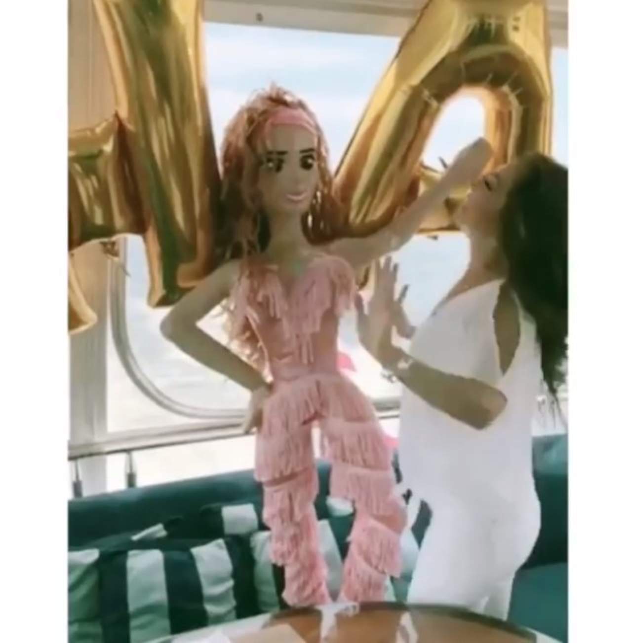Thalía inicia la celebración de su cumpleaños con ‘La piñata tiki tiki”. Noticias en tiempo real