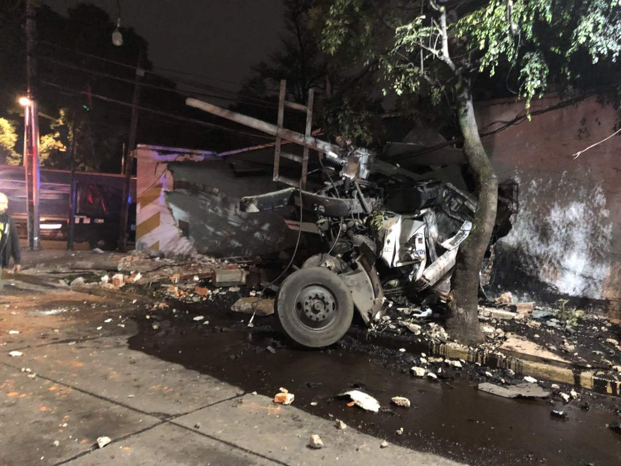 Pipa con chapopote choca en San Miguel Chapultepec; dos heridos. Noticias en tiempo real