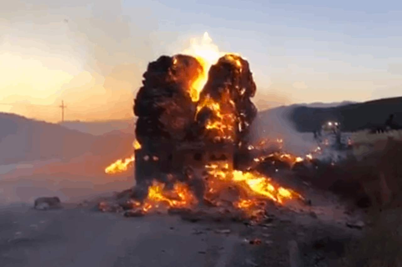 Incendio de tráiler ocasiona caos vial en la Saltillo-Torreón. Noticias en tiempo real