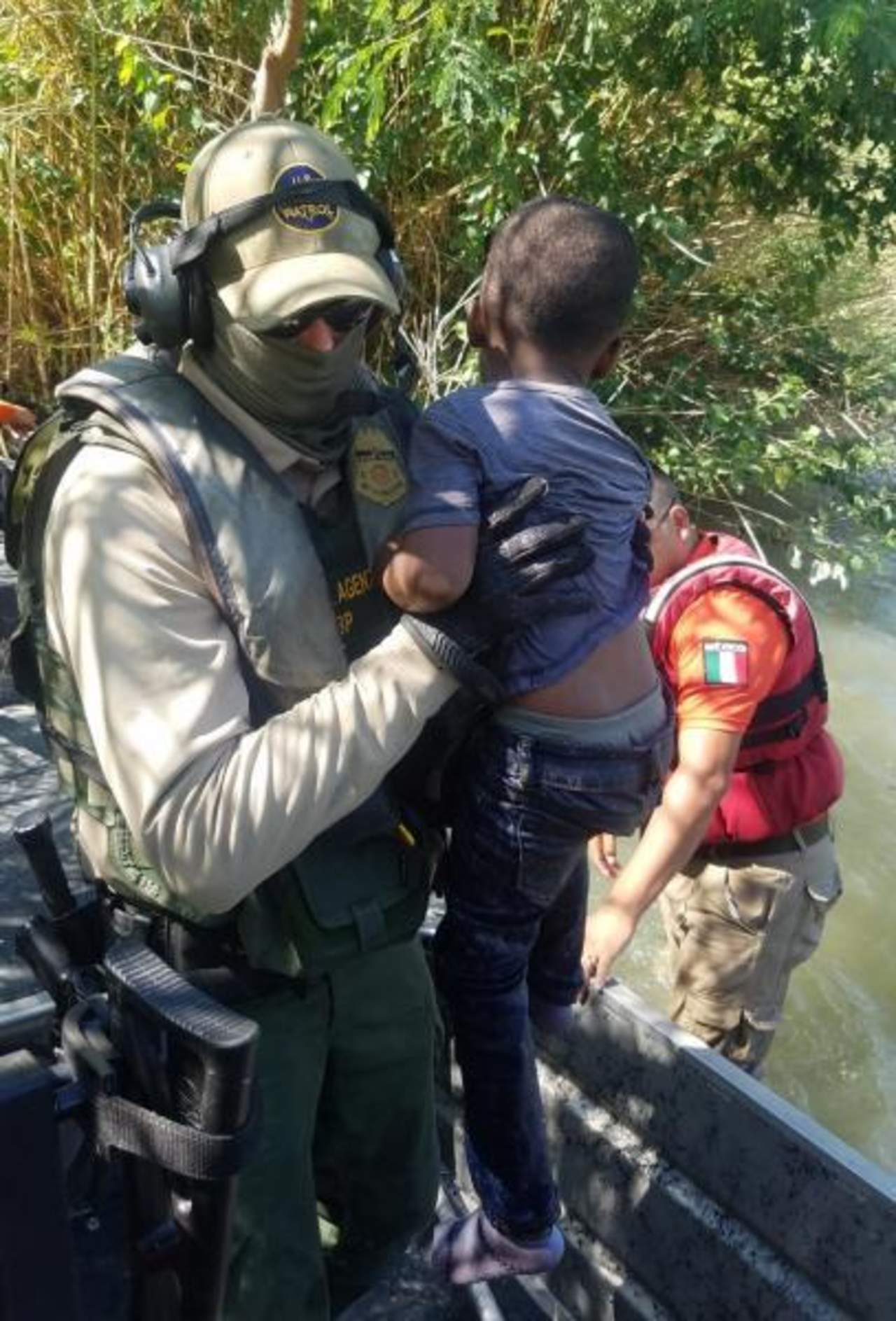 Rescatan a varias familias de indocumentados de las aguas del río Bravo. Noticias en tiempo real