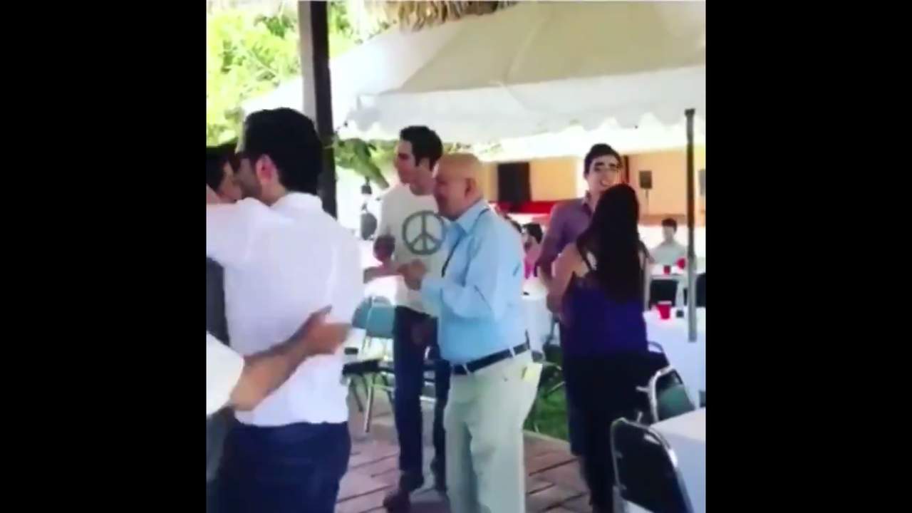 Captan a Carlos Salinas bailando al ritmo de Tiburón, Tiburón. Noticias en tiempo real