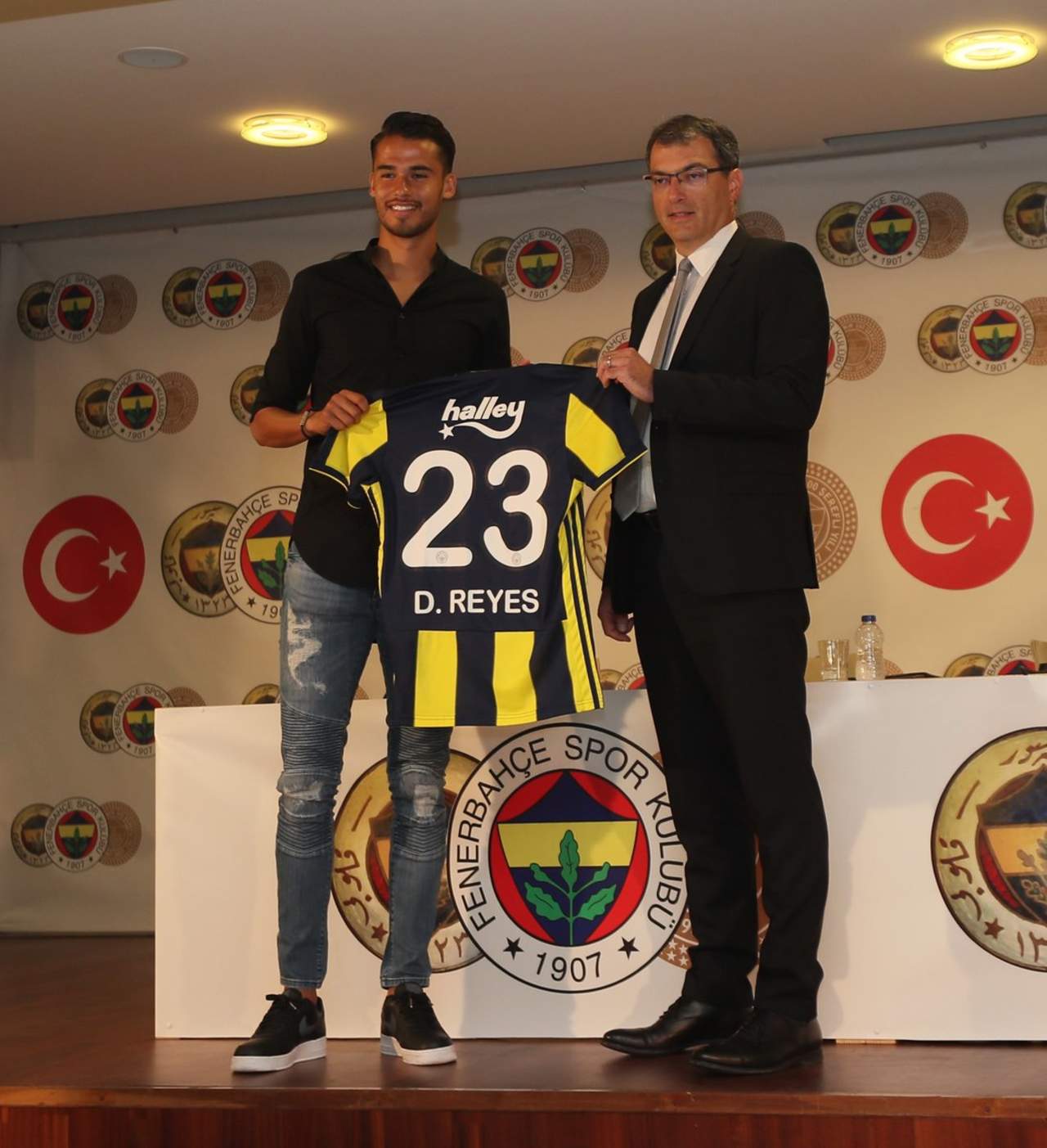 Reyes es presentado en Turquía con Fenerbahçe. Noticias en tiempo real