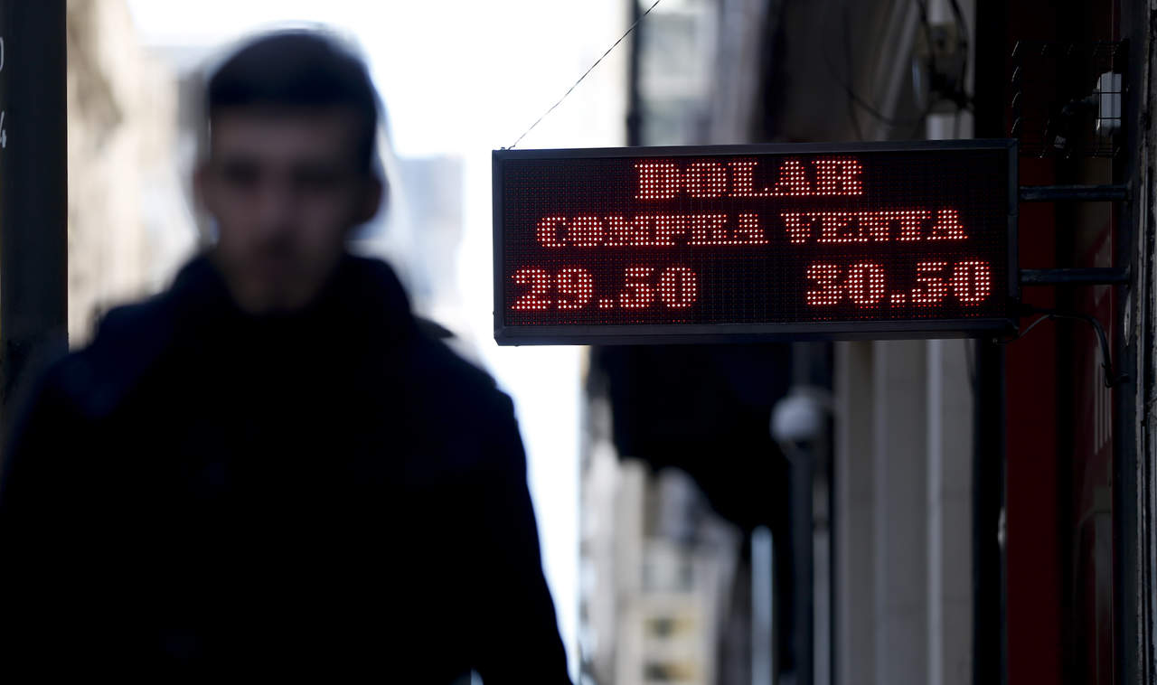 Pese adelanto de préstamo, peso argentino cae ante el dólar. Noticias en tiempo real