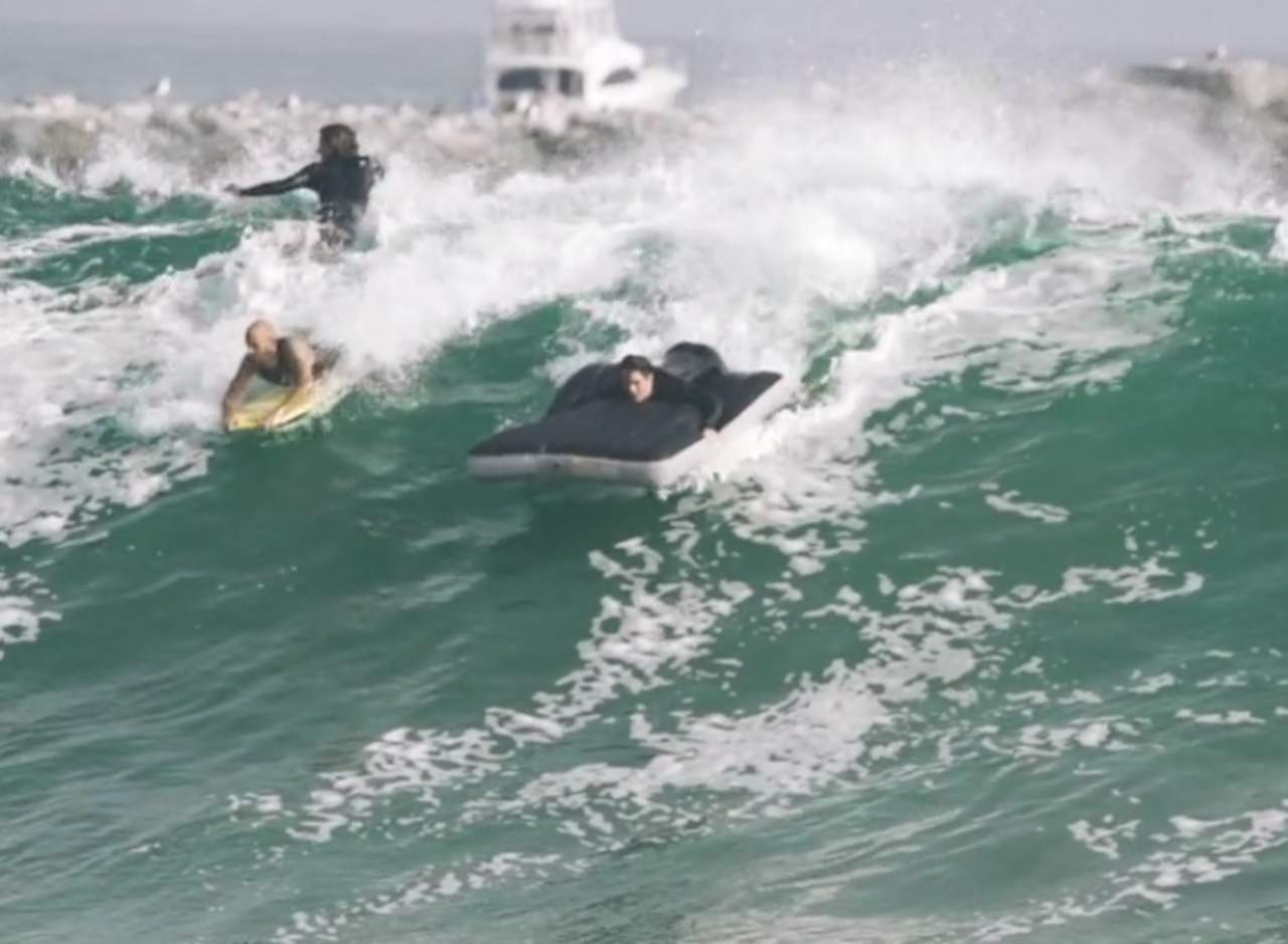 Surfista se lanza hacia una ola en un colchón inflable. Noticias en tiempo real